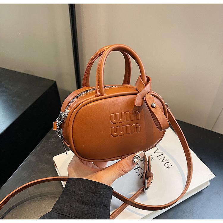 

Осенняя ретро-сумка для женщин 2024 года, новая модная сумка через плечо, нишевая текстура, большая вместимость, сумка-мессенджер для женщин коричневый