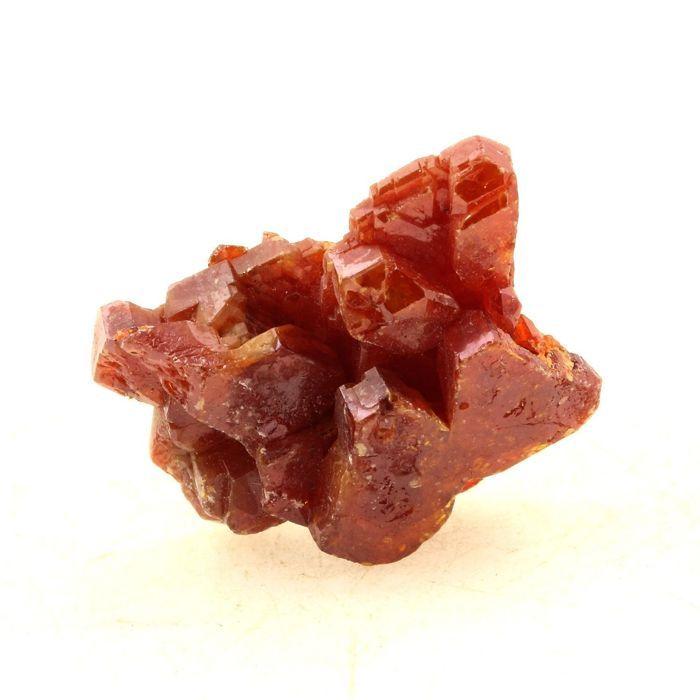 Pierres et Minéraux. Vanadinite. 43.0 ct. Mibladen Mining District, Midelt, Maroc.