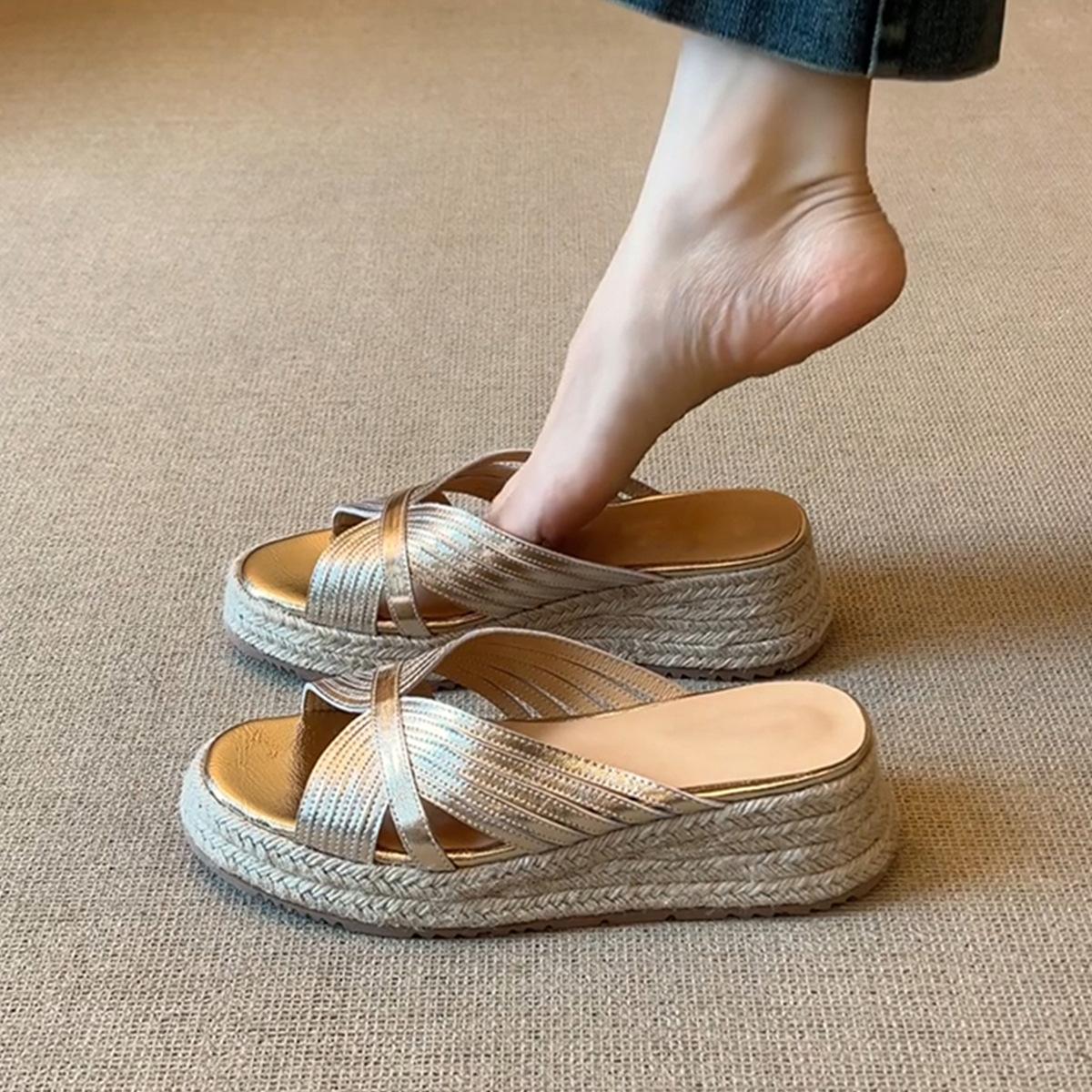 

Версия из мягкой кожи~ Новые простые толстоподошвенные соломенные туфли-рыбачки женские ретро кожаные универсальные увеличивающие рост шлепанцы на одной перемычке 34 золотой