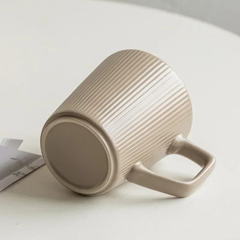 Kubek ceramiczny z wytłoczeniem w jednolitym kolorze, kubek do mleka i kawy w stylu nordyckim z uchwytem, praktyczny kubek do wody do użytku domowego i biurowego, kształt w paski L