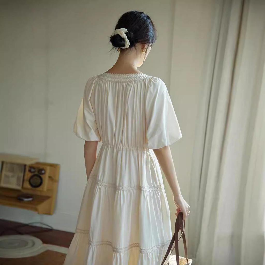 Elegantes hochtailliertes Slim-Kleid mit französischer Spitze und kurzen Ärmeln