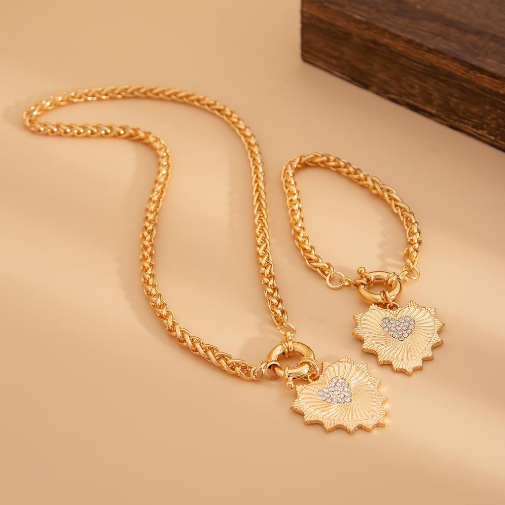 Heart Diamond Metal Pendant Necklace with Spring Clasp and Clavicle Chain - European & American Light Luxury Style