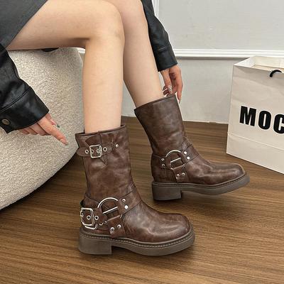 Moda 2025 Sapatos Femininos Slip-on Botas Femininas Moda Decoração Metálica Botas Modernas Mulheres Novo Versátil Retrô Roma Botas de Cano Médio