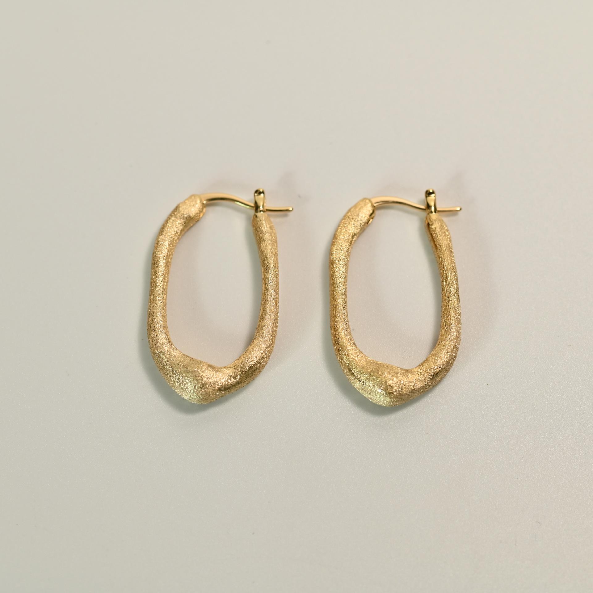 

Pure handmade brushed personalized ear buckles, popular earrings in Europe and America, light luxury advanced sense plating K gold earrings factory