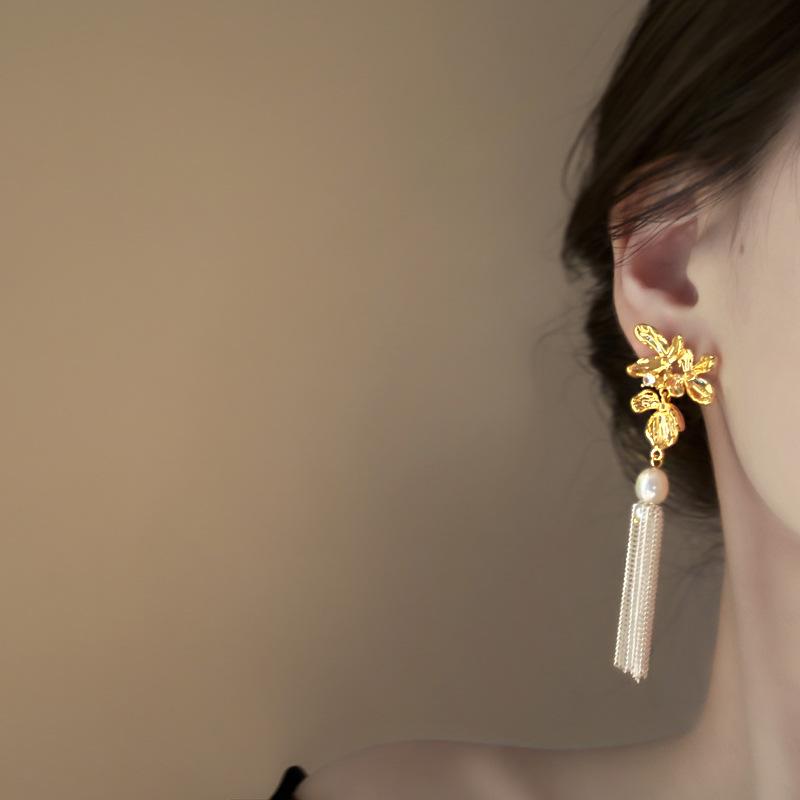 Diamond-encrusted flower pearl fringed stud earrings retro personality earrings light luxury high temperament earrings women