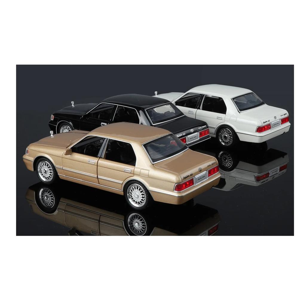 1/32 Toyota Crown Alloy Car Model Sound and Light Pull Back Children's Toy Collectibles Birthday gift