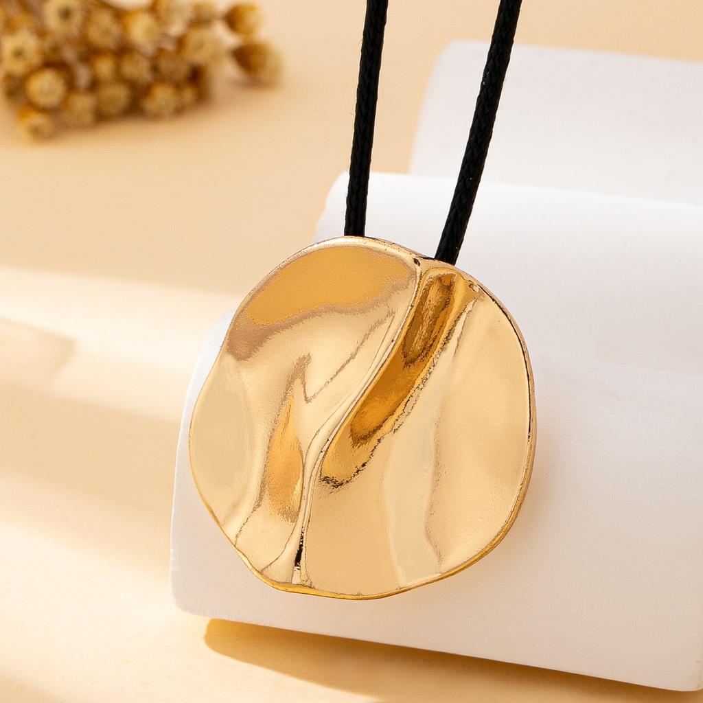 A Women's Pendant Necklace, Fashionable and Simple Geometric Pendant Necklace, Suitable for Daily Wear and Vacation Wear