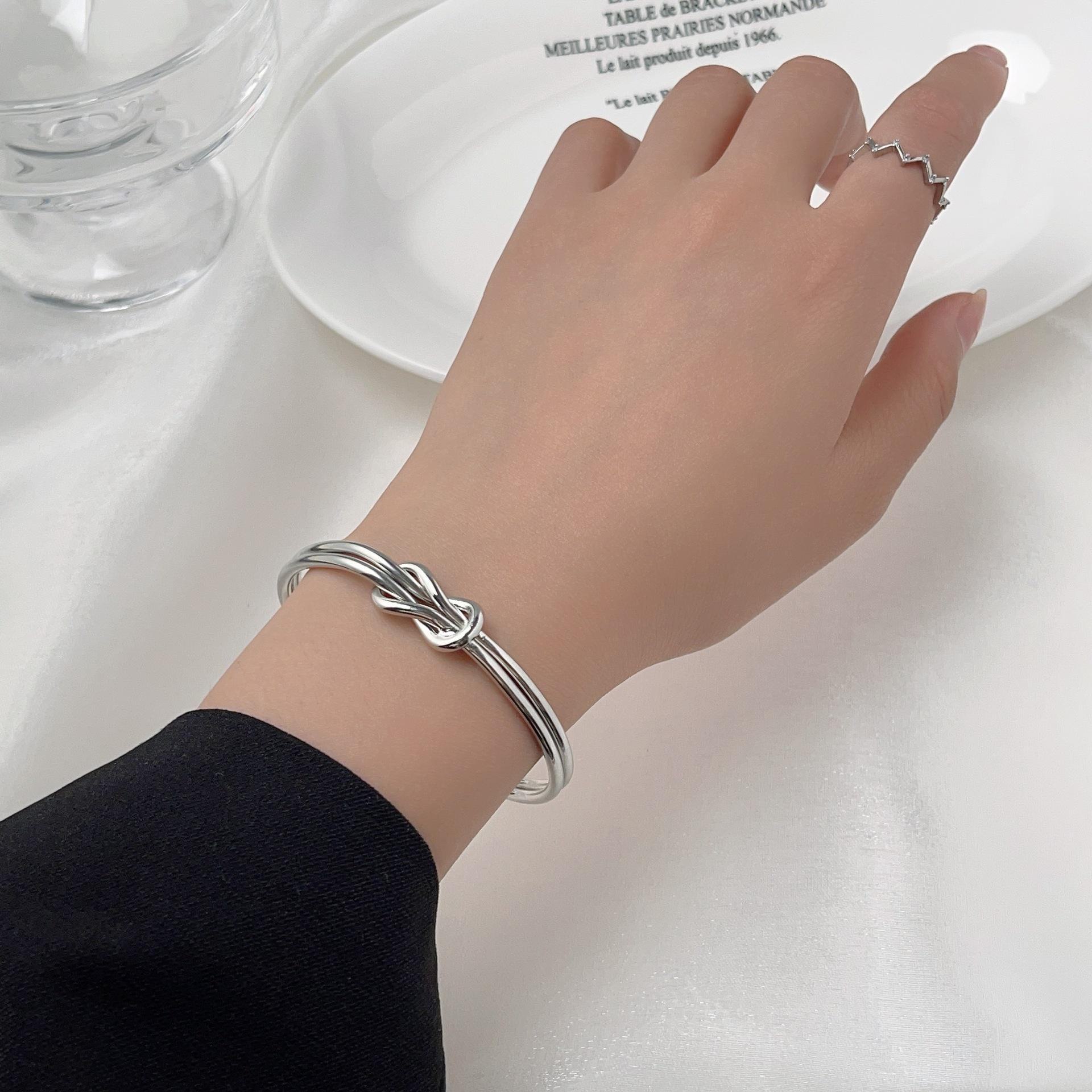 

Глянцевая металлическая текстура двухслойный узелковый регулируемый браслет для женщин и мужчин null