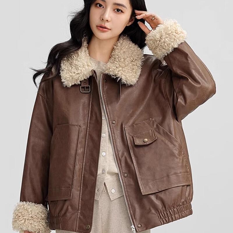 

Женская короткая куртка из утиного пуха с меховым воротником в технике пэчворк M