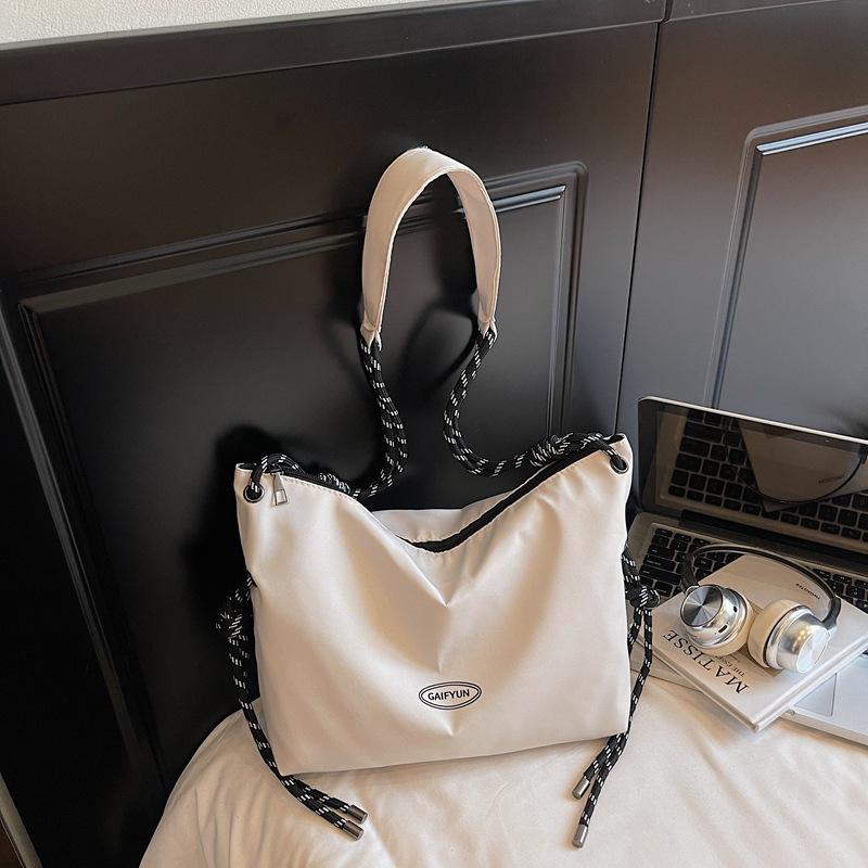 

New niche bag spring and summer premium portable large-capacity dumpling bag sports anti-splashing messenger bag белый