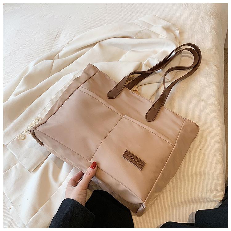 

Корейская версия повседневной сумки женская 2025 весна новая простая и модная вместительная сумка нишевая на плечо сумка-тоут хаки