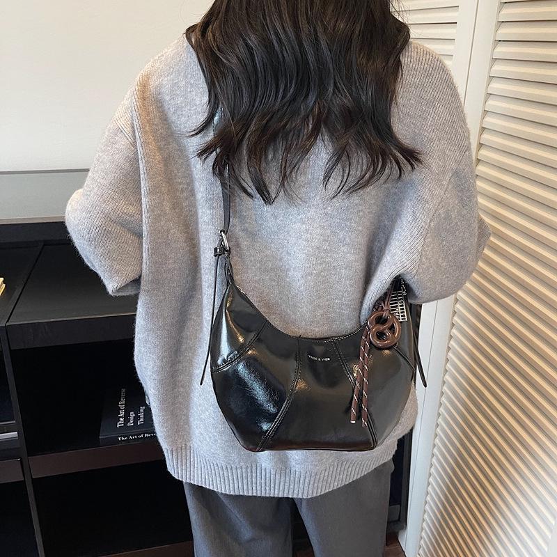 Autumn/Winter 2025 Minimalist Large Capacity Shoulder Bag - Casual Crossbody Dumpling Design