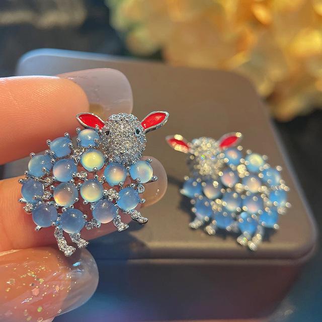 

Свежие серьги-иглы из серебра 925 пробы для женщин, изысканные серьги с кубическим цирконием, милые маленькие серьги-овцы, милые розовые, синие серьги с животными синий