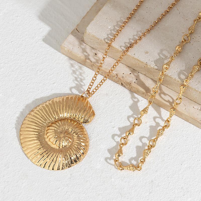 Striped pleated snail necklace, female exaggerated stacking two-piece collarbone chain, fashionable niche high-end necklace