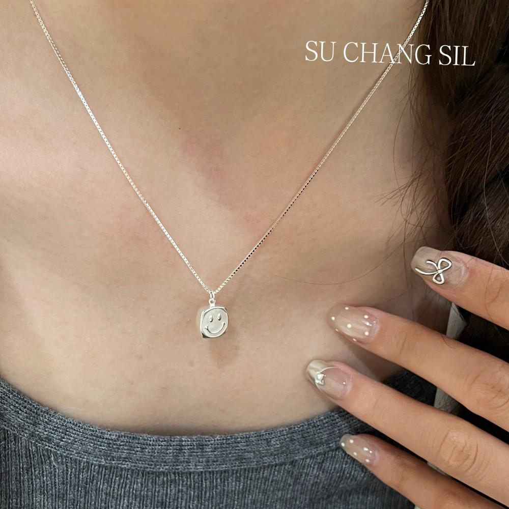 S925 Sterling Silver Smiley Face Pendant Necklace for Women - Ins Style, High-End Design, Sweet Collarbone Chain.