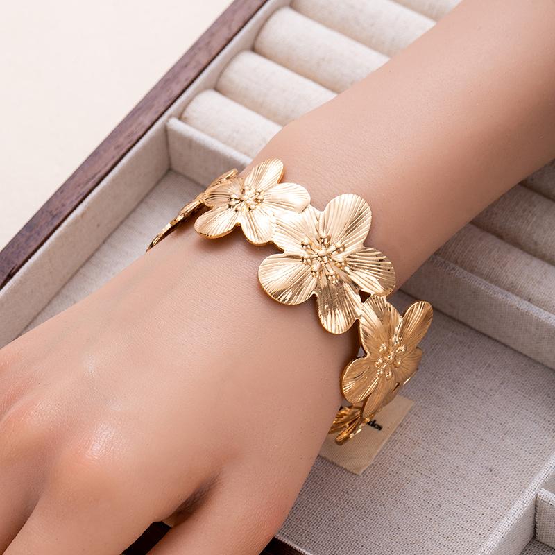 

Холодный металл, соединенный в цветок, открытый браслет, браслет из ракушек, излучает ощущение роскоши. L415-5