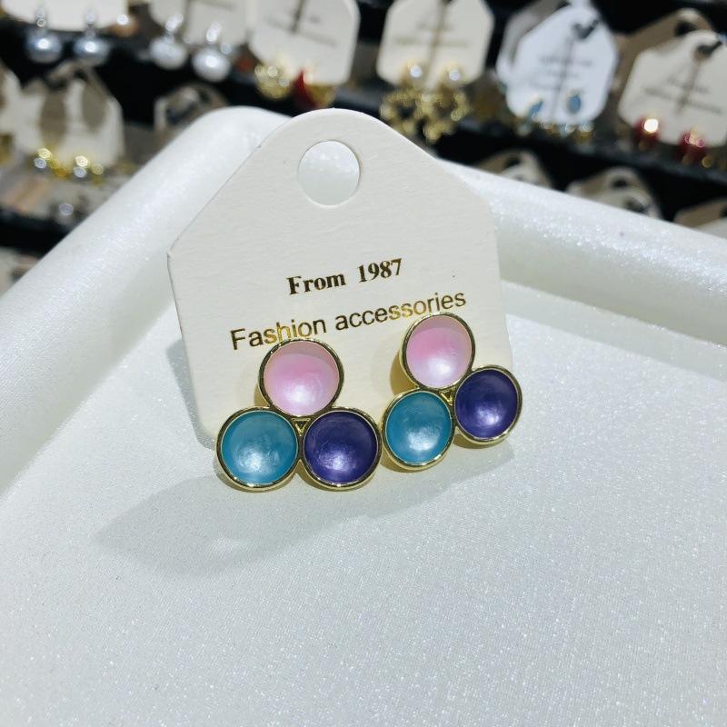 Retro Minimalist Niche Unique Design Fashionable and Elegant Shell Appliqué Earrings