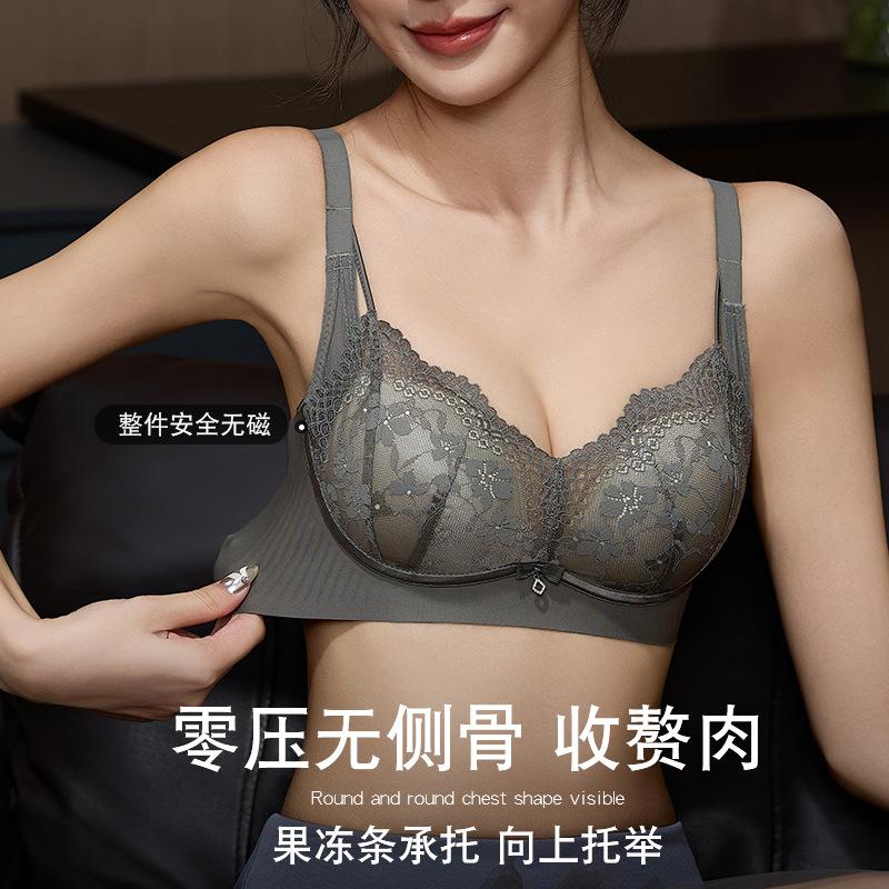 The new model has no side bone, and the jelly strip is adjusted to gather the bra. The small chest shows a large size, and the cup is not empty