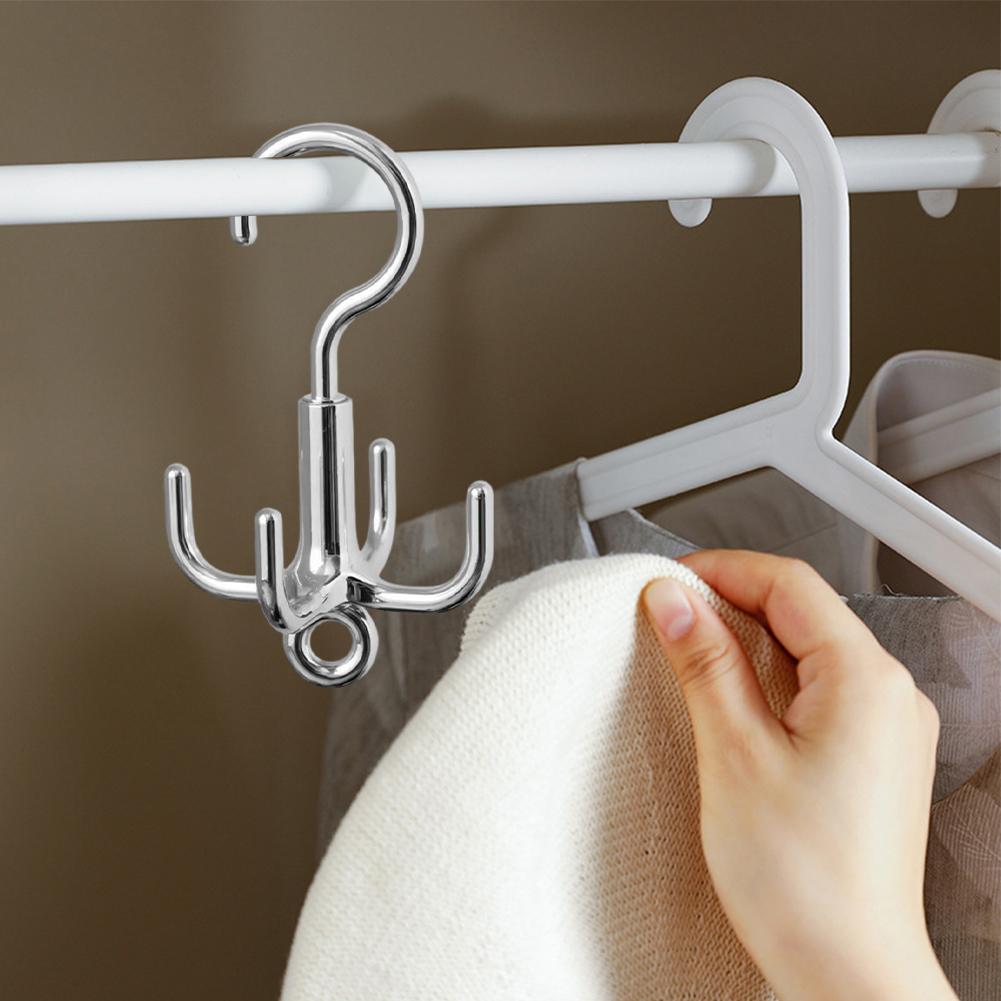 Sofistikovaný design otočných háčků se čtyřmi drápy ve stříbrno-bílé barvě