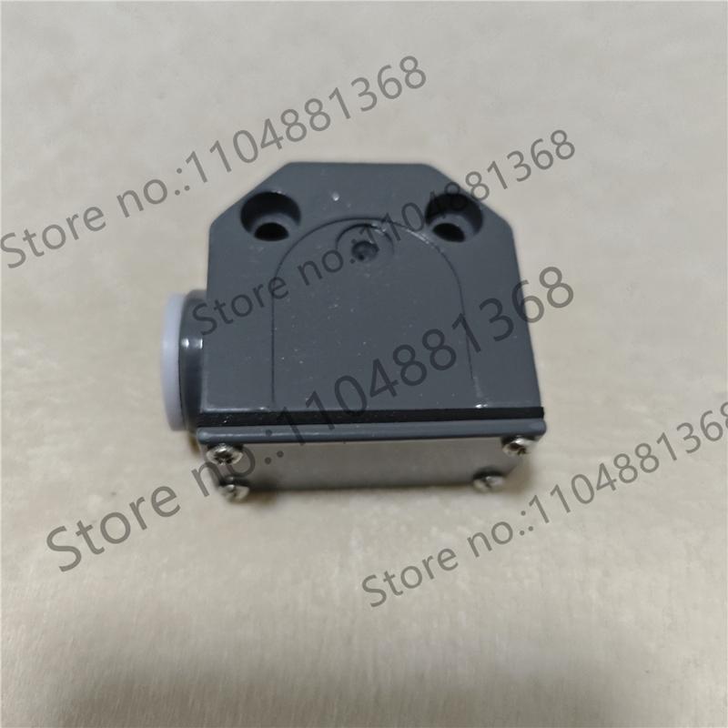 1pcs SN04D12-502-M SN04D12-502-MC SN04R12-502-M SN04R12-502-MC double contact combination limit travel switch
