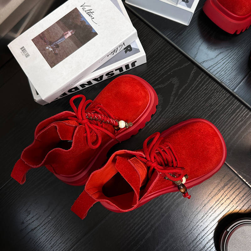 

Европейские мартинсы на толстой подошве с увеличением роста женские 2025 осень новые универсальные с большим носком на шнуровке маленькие ботинки-локомотивы короткие ботинки 38 красный