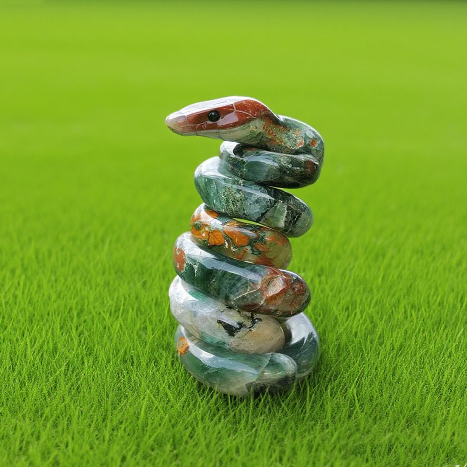 

Интересное украшение в виде резной каменной змеи, Интересное украшение One Size