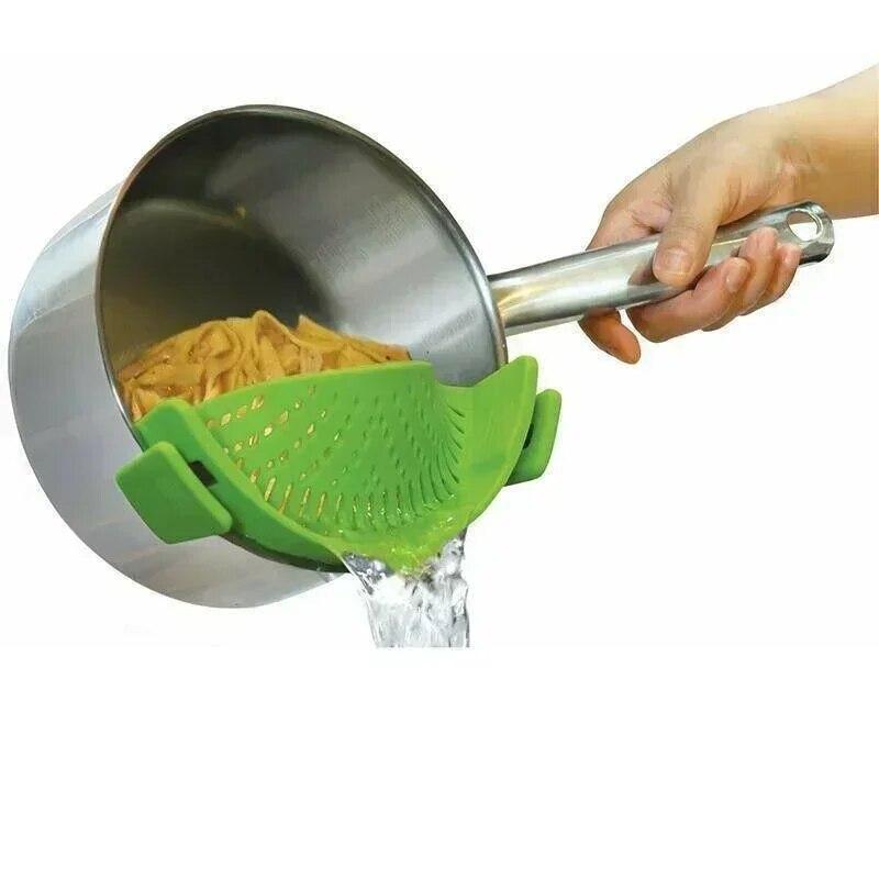 Acquista Colino in silicone con clip per tutte le pentole e padelle Carne Verdura Frutta Scolapasta da cucina in silicone in Italia a partire da 5.53