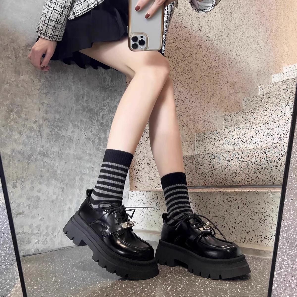 

Ретро шнуровка круглый носок jk черные ветровые маленькие кожаные туфли женские одинарные туфли новая женская обувь толстая подошва 35 чёрный