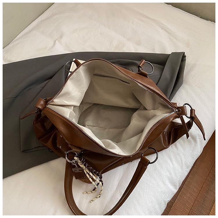 2025 Dámská kabelka ve korejském stylu s cvočky - Trendy kabelka přes rameno a do podpaží