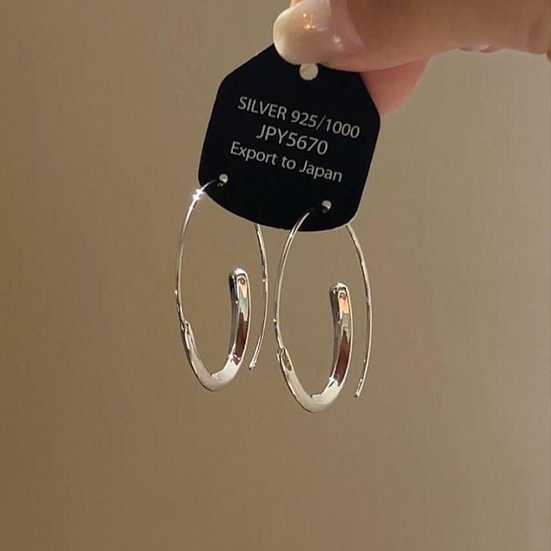 

S925 Sterling Silver Geometric Hoop Earrings Accessible Luxury Stylish Elegant Elegant Stud Earring Versatile Skirt Delicate Earrings Women A pair of round ring earrings