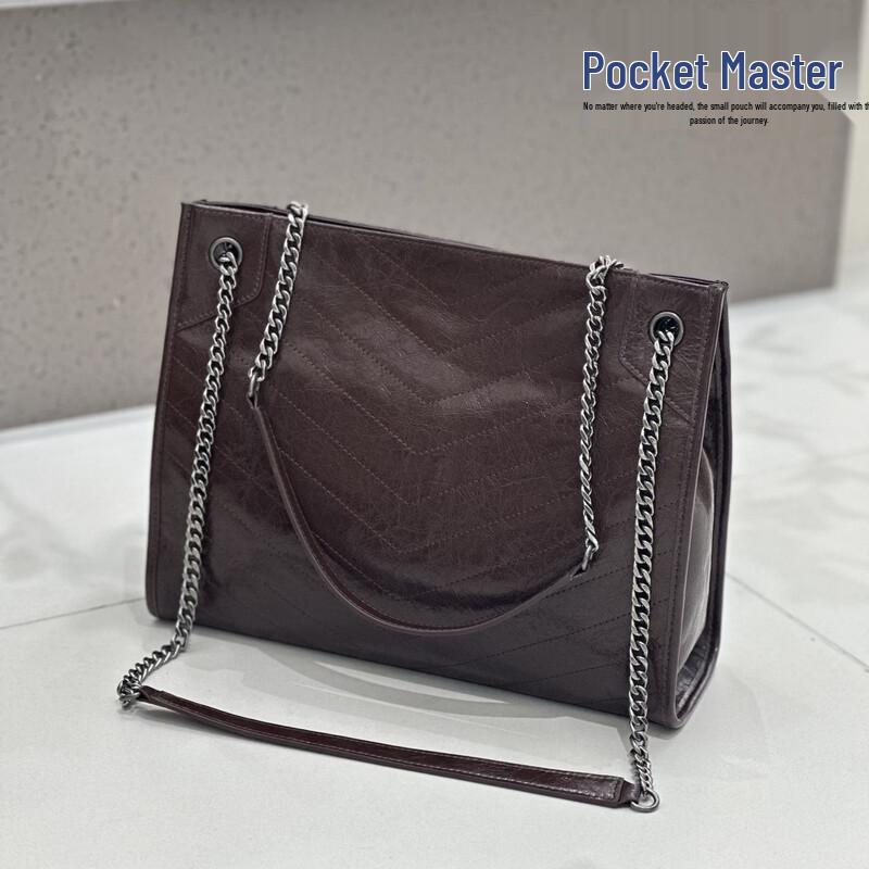 

Douxiaozhu Quilted Oil Wax Leather Large Capacity Shoulder Bag