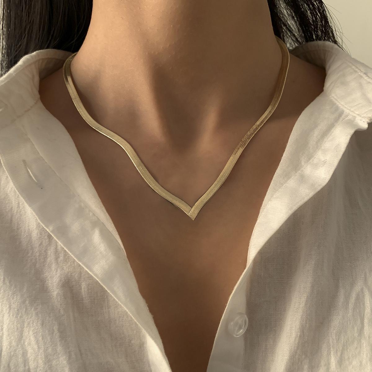 European & American V-Shaped Geometric Necklace: Cold, Simple, Hip-Hop Style with Metal Snake Bone Design. золотой