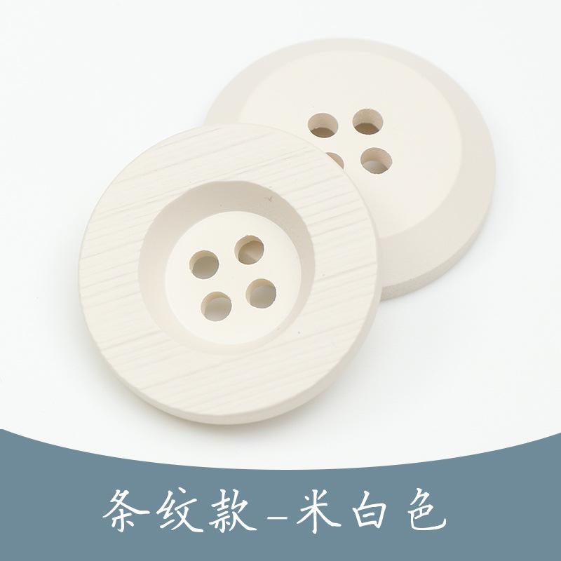 Svarta trenchcoat med hartsknappar, kostymimitation, hornknappar, färgade fyröglade knappar i exklusivt ullmönster