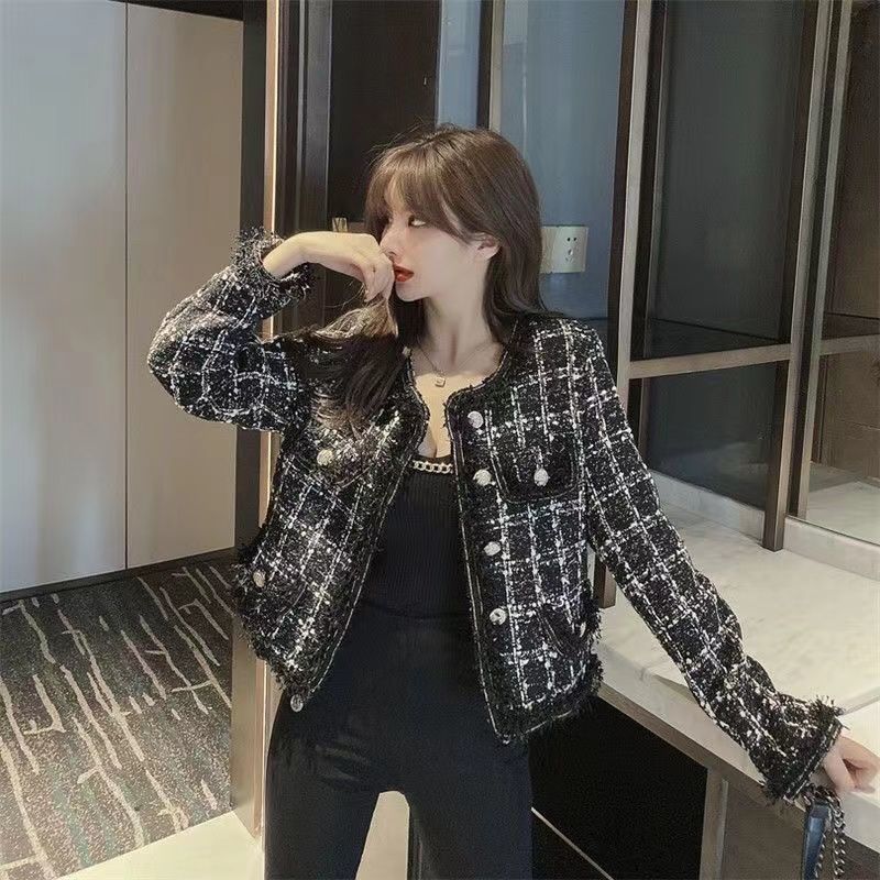 Fashionable Short Coat for Women  Elegant Black Plaid Blazer