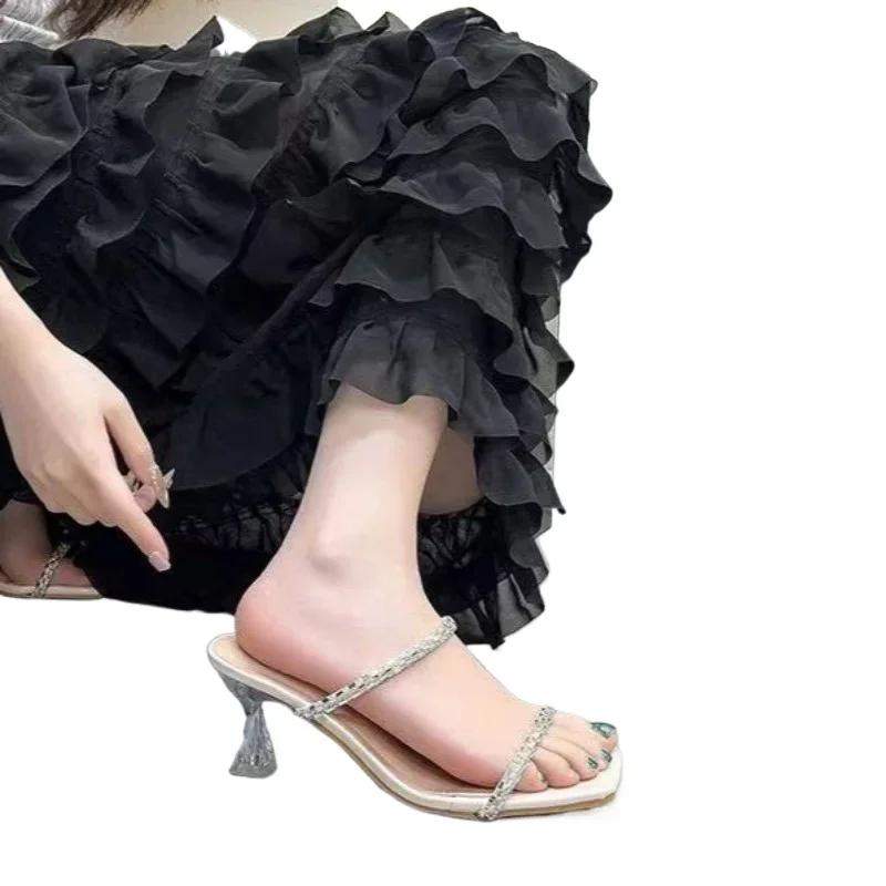 

Модная женская обувь 2025 Модные шлепанцы с квадратным носком Женские горячие продажи Кристальные туфли Летние женские сандалии Новинка Большой размер Однотонные высокие каблуки 41 белый