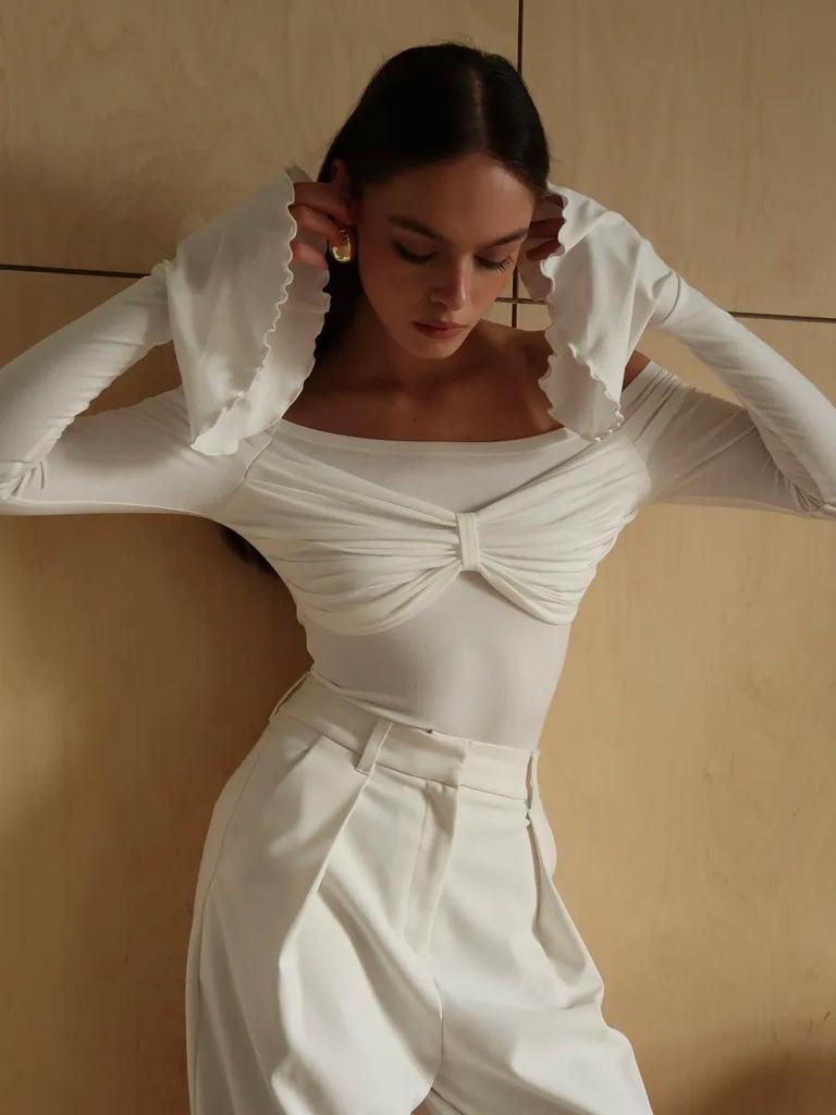 Wiosenno-letni damski top wyszczuplający z odkrytymi ramionami i falbanką – styl influencerki