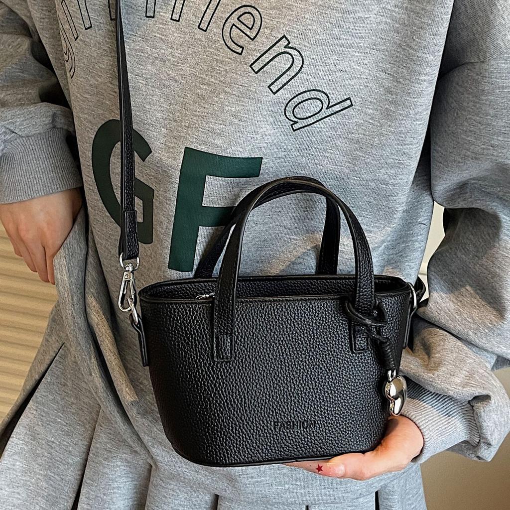 Casual and simple portable bucket bag women's 2025 summer new fashion versatile trend niche design shoulder messenger bag