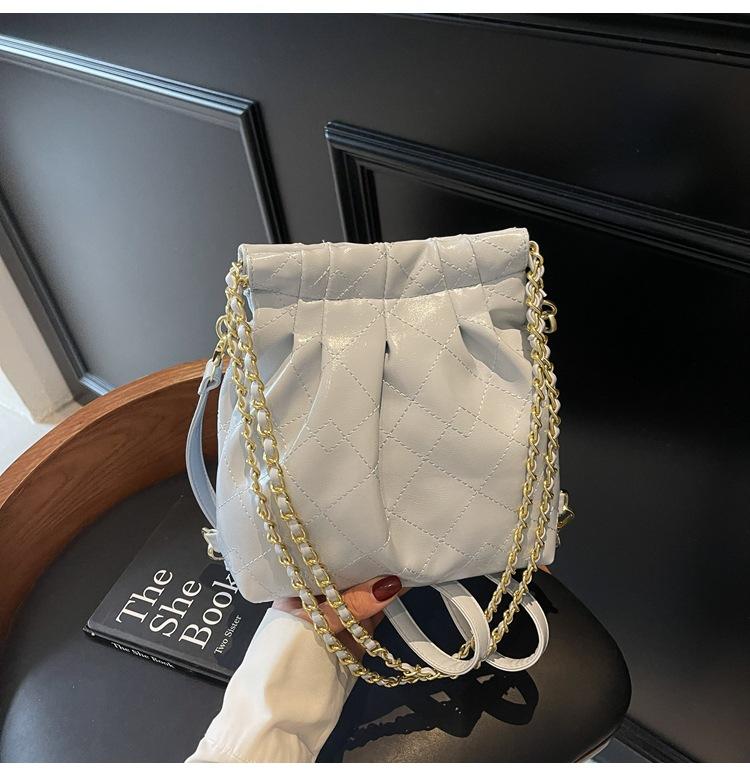 

Модная плиссированная сумка через плечо с цепочкой женская 2025 новая простая ромбовидная сумка через плечо текстурный рюкзак светло-синий