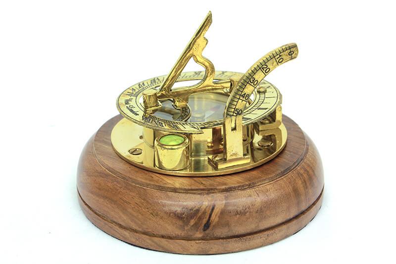 

Солнечные часы с деревянной основой