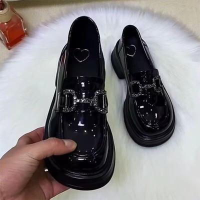 Höhenvergrößernde weiche Leder Damen Herbst neue Lackleder Muffin Ein-Pedal Lederschuhe