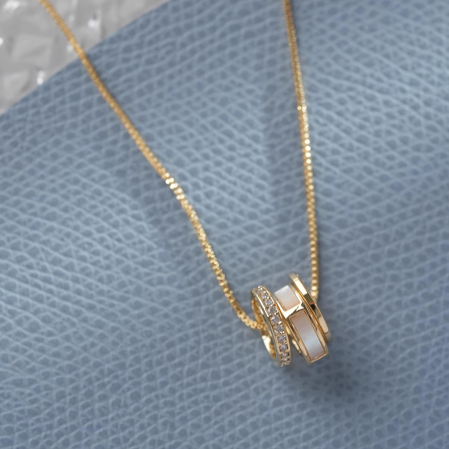 Interlocking Shell Inlaid Clavicle Chain Necklace