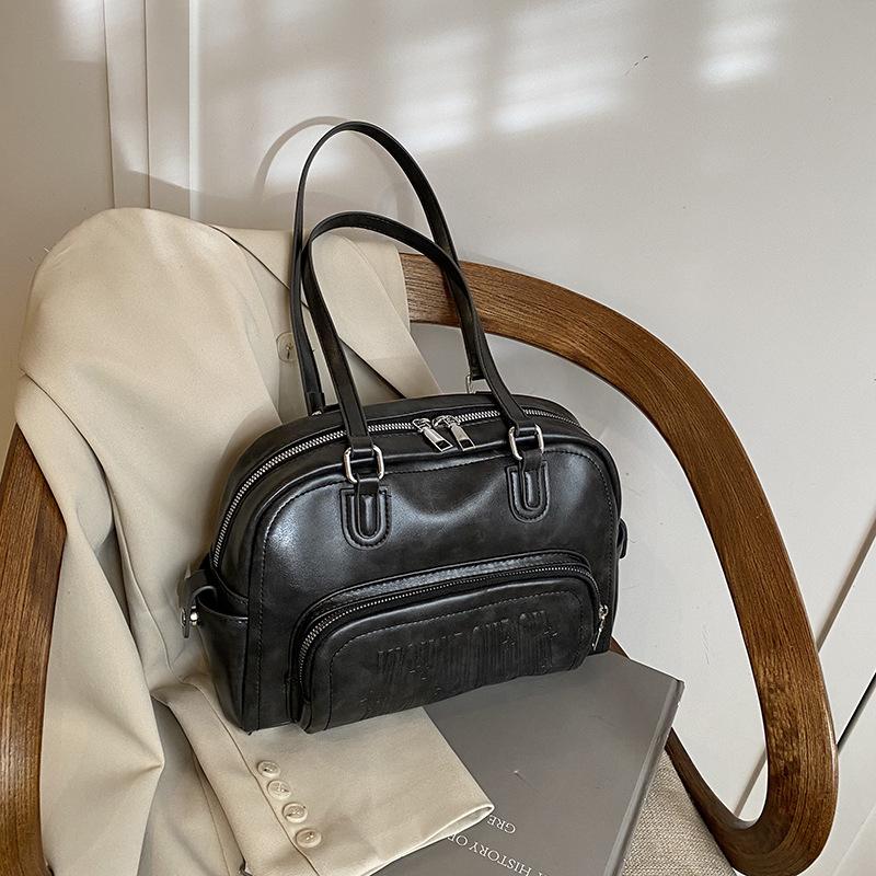 

2025 новый модный тренд легкая ретро бейсбольная сумка женская на плечо большая вместимость 29*9*20 чёрный