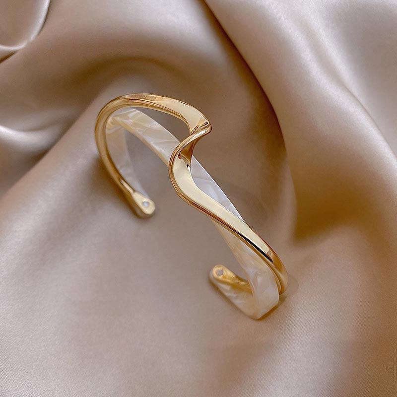 Gold-Plated Mother-of-Pearl Retro Open Bangle - Luxurious High-End Fashion Bracelet for Women