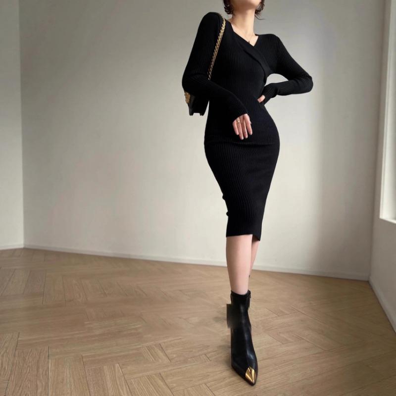 [] Retro and thin waist design sense Autumn and winter versatile V-neck knitted hip-wrapped inner dress