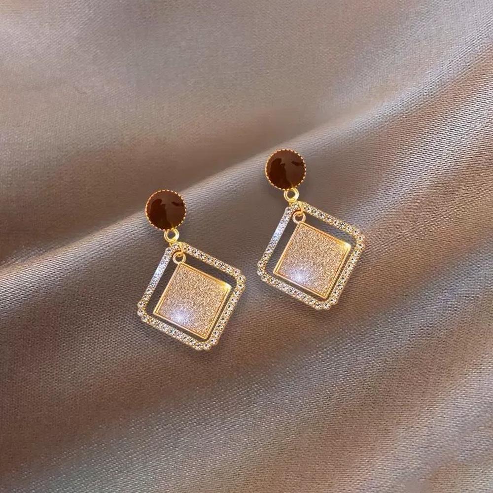 Silver Needle Clover Stud Earrings: Retro Hong Kong Style, Elegant and Fashionable Women's Luxury Jewelry.