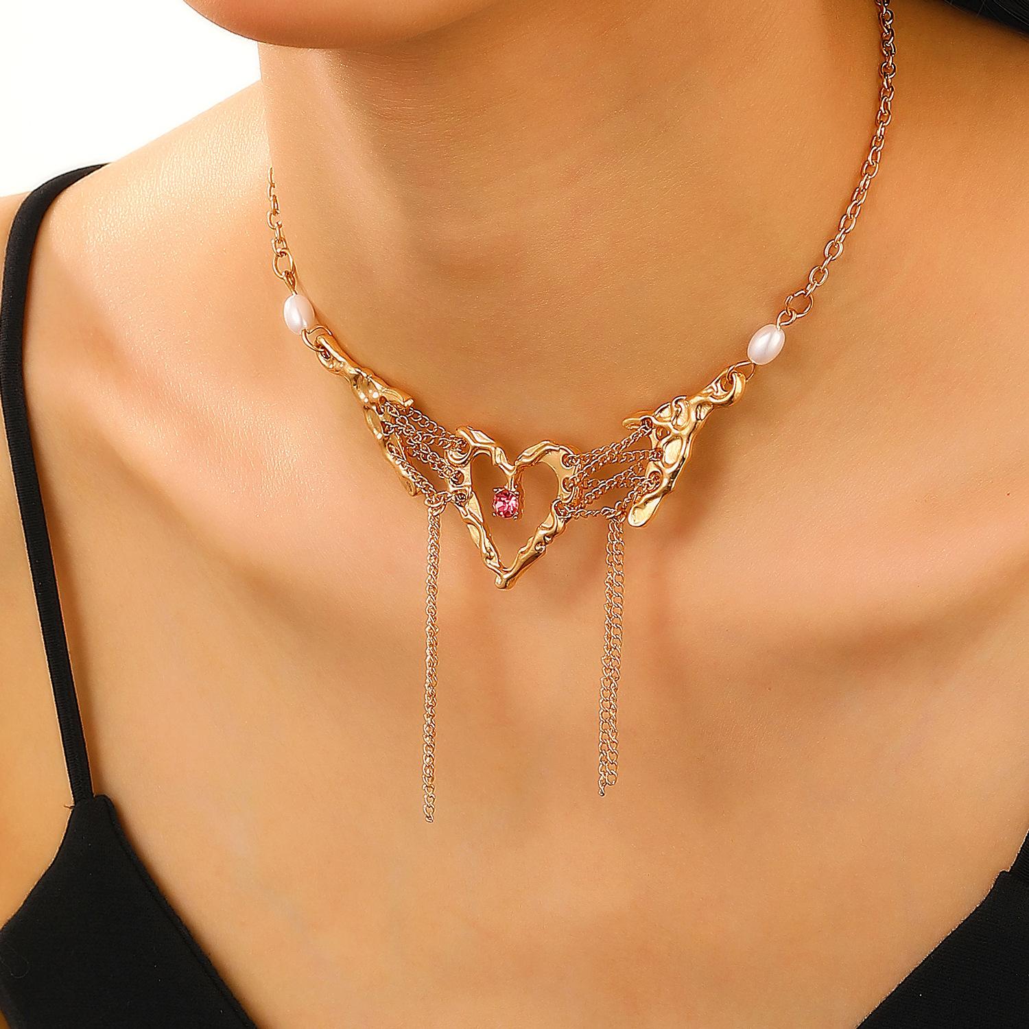 

Sweet Personality Hollowed Love Heart Pendant Necklace Charming Tassel Clavicle Chain Sexy Short Choker Fashion Neck Zircon 35cm