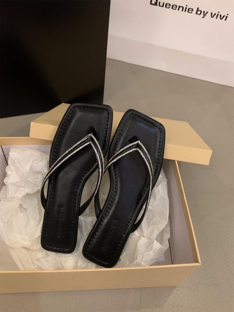 

Универсальные шлепанцы на плоской подошве с защипами для ног, женская обувь, новинка 2024 года, пляжные французские маленькие сандалии, сандалии 39 чёрный