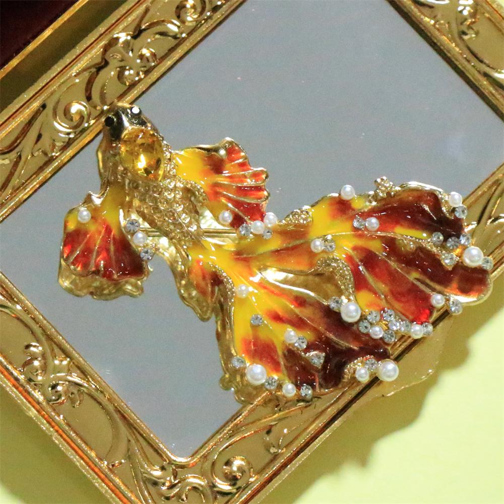 

SKEDS Luxury Large Goldfish Brooch Fashion Retro Grand Koi Lapel Pin Unisex Clothing Coat Accessory Badge