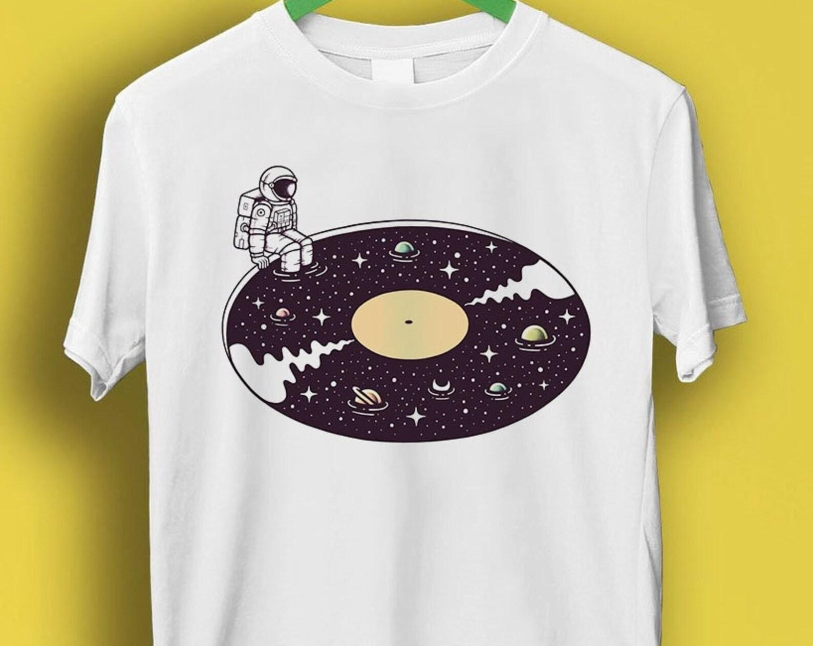 Cosmic Sound Vinly T Shirt Astronaut Planets Solar System Sun Meme Gift Funny Tee Style Unisex Gamer Cult Movie Music P2528 2XL