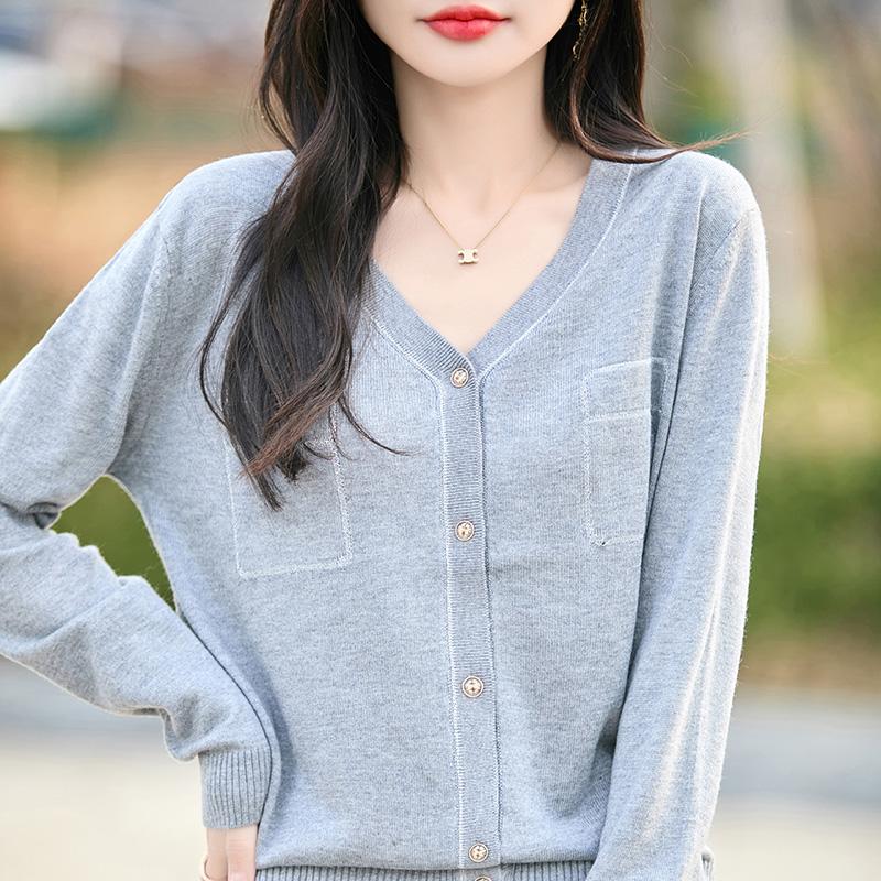 Damekardigan i lett 50% ull 50% morbærsilke - Allsidig strikkeplagg for alle årstider for komfort og stil hele året